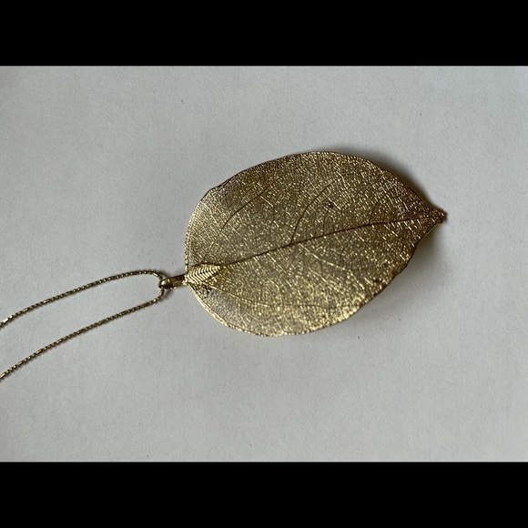 Elegant long leaf Dynamite Necklace - Picture 4 of 8